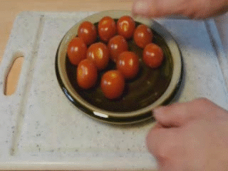 Как быстро разрезать томаты пополам